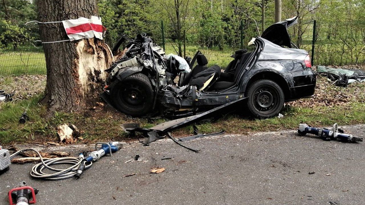 Tragiczny wypadek w Mikołowie 33-letni kierowca nie żyje. Z pojazdu bmw zostały szczątki!