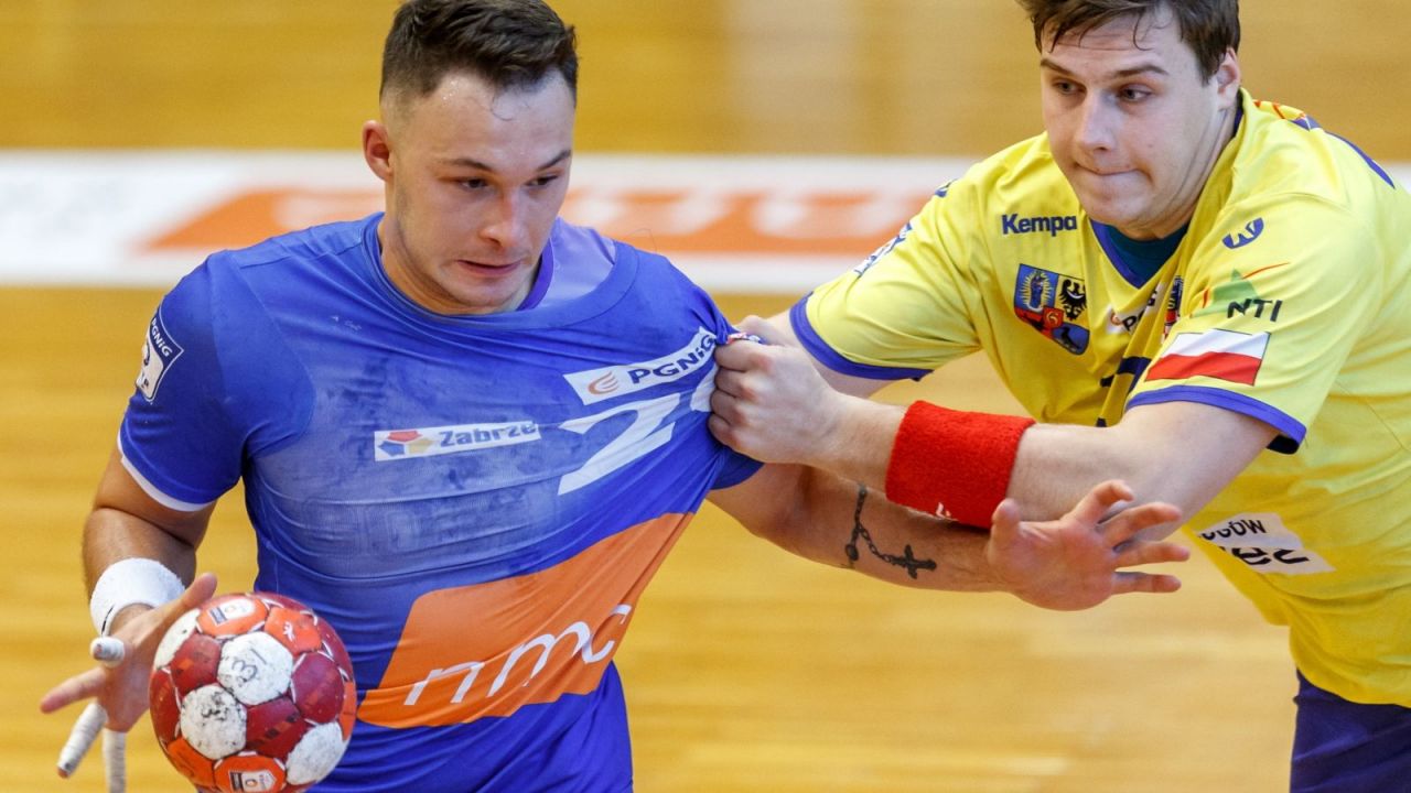 Łukasz Gogola z Górnika (z lewej) i Jakub Orpik z Chrobrego (fot. PAP / Andrzej Grygiel)