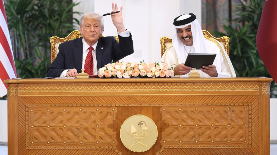 Donald Trump i emir Kataru Tamim ibn Hamad al-Sani kończyli spotkanie w doskonałych humorach (fot. Win McNamee/Getty Images)