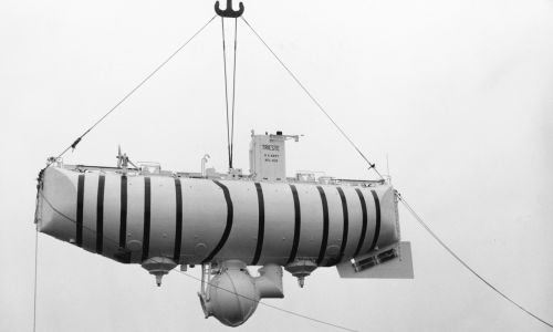 Batyskaf „Trieste”, w którym Walsh i Piccard zeszli na rekordową głębokość około 10 911 metrów, sięgając najgłębszej znanej nam części oceanów Ziemi – dna Rowu Mariańskiego na Pacyfiku, 23 stycznia 1960 roku. Widać kabinę „lodówkę”, w której siedzieli oceanografowie – kulę pod spodem, rodzaj balonu ze zbiornikiem wypełnionym paliwem. Obciążony balastem metalowych z kulek zjeżdżał jak winda w dół. Nie można było nim manewrować. Fot. NH 96801 U.S. Navy, Domena publiczna, Wikimedia