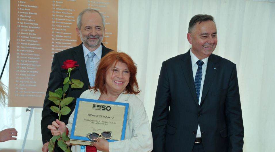 Krystyna Prońko z jubileuszową nagrodą (fot. Ireneusz Sobieszczuk/TVP)