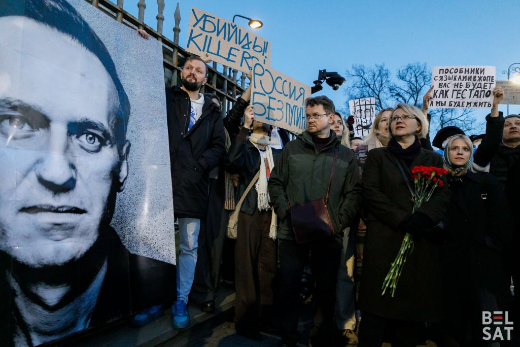 Удзельнікі акцыі ў памяць аб Аляксеі Навальным трымаюць яго партрэт насупраць будынку пасольства Расейскай Федэрацыі ў Варшаве пасля навінаў пра смерць Аляксея Навальнага. Варшава, Польшча. 16 лютага 2024 года. (Фота: Таццяна Верамеева / Белсат)