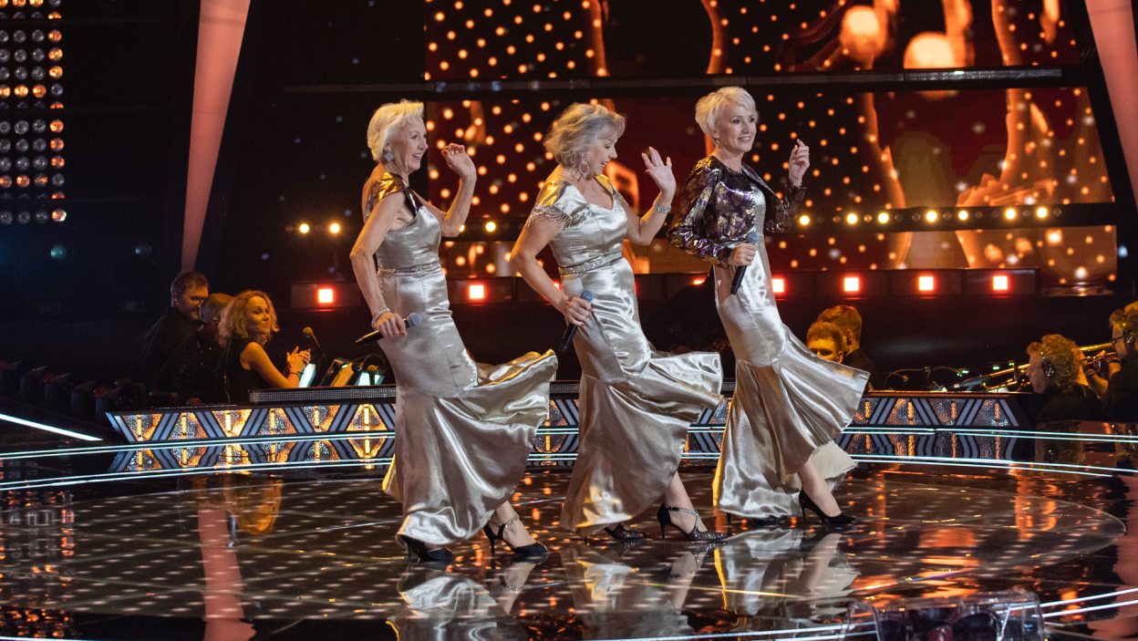 Siostry Elżbieta, Jolanta i Krystyna Szydłowskie występowały w programie „The Voice Senior”. Na koncercie „Gwiazdy The Voice” zaprezentowały utwór „Sing, Sing, Sing (With a Swing)”. Fot. TVP / Natasza Młudzik