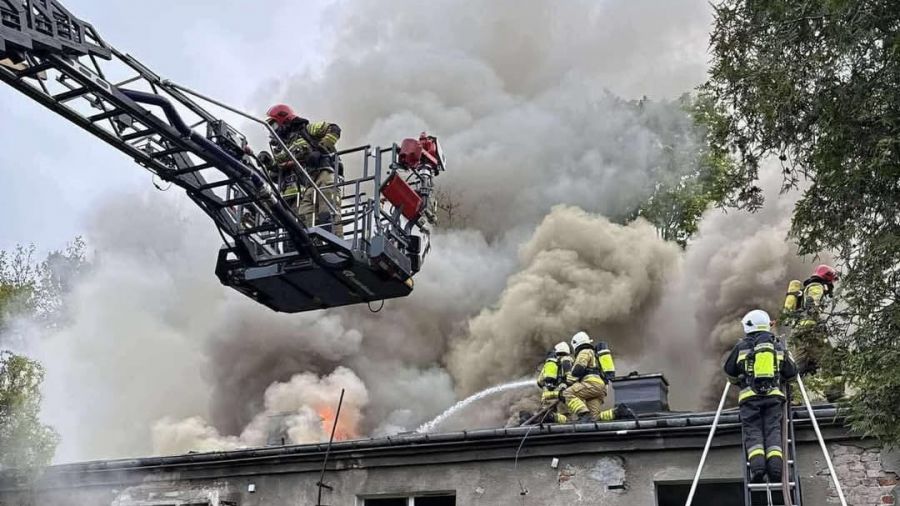 Pożar w Skarżysku. Kłęby dymu nad opuszczonym budynkiem