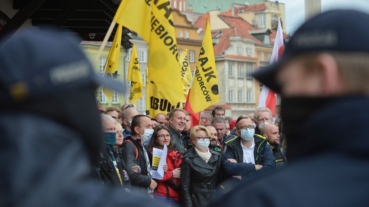 Na pojawiających się na Twitterze zdjęciach z manifestacji zorganizowanej przez Pawła Tanajnę można rozpoznać osoby związane ze środowiskami, które niewiele łączy (fot. PAP/Marcin Obara)