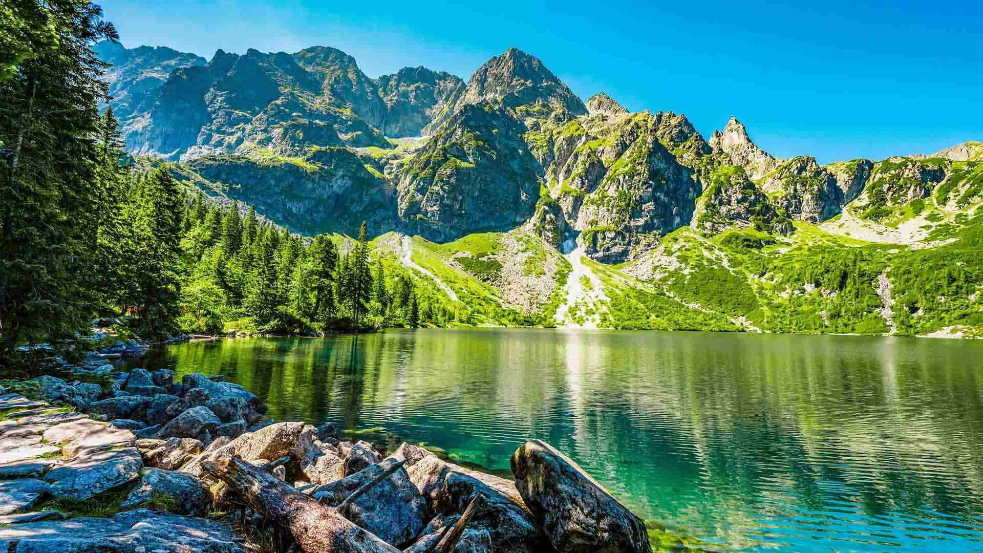 Morskie Oko to najbardziej znane i największe jezioro w Tatrach. Położone w Dolinie Rybiego Potoku jezioro jest  pochodzenia polodowcowego i przyciąga turystów swoimi nietuzinkowymi barwami. Fot. Zedspider/Shutterstock
