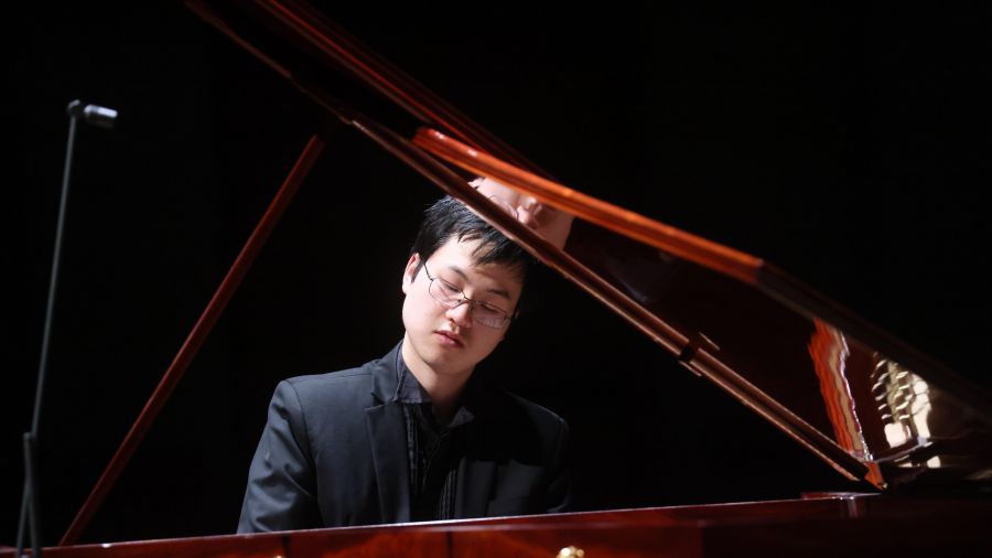 Występ kanadyjskiego pianisty Erica Guo w Studiu Koncertowym Polskiego Radia im. Witolda Lutosławskiego w Warszawie, 17 bm. w ramach 20. Międzynarodowego Festiwalu Muzycznego "Chopin i jego Europa". fot. PAP/Leszek Szymański