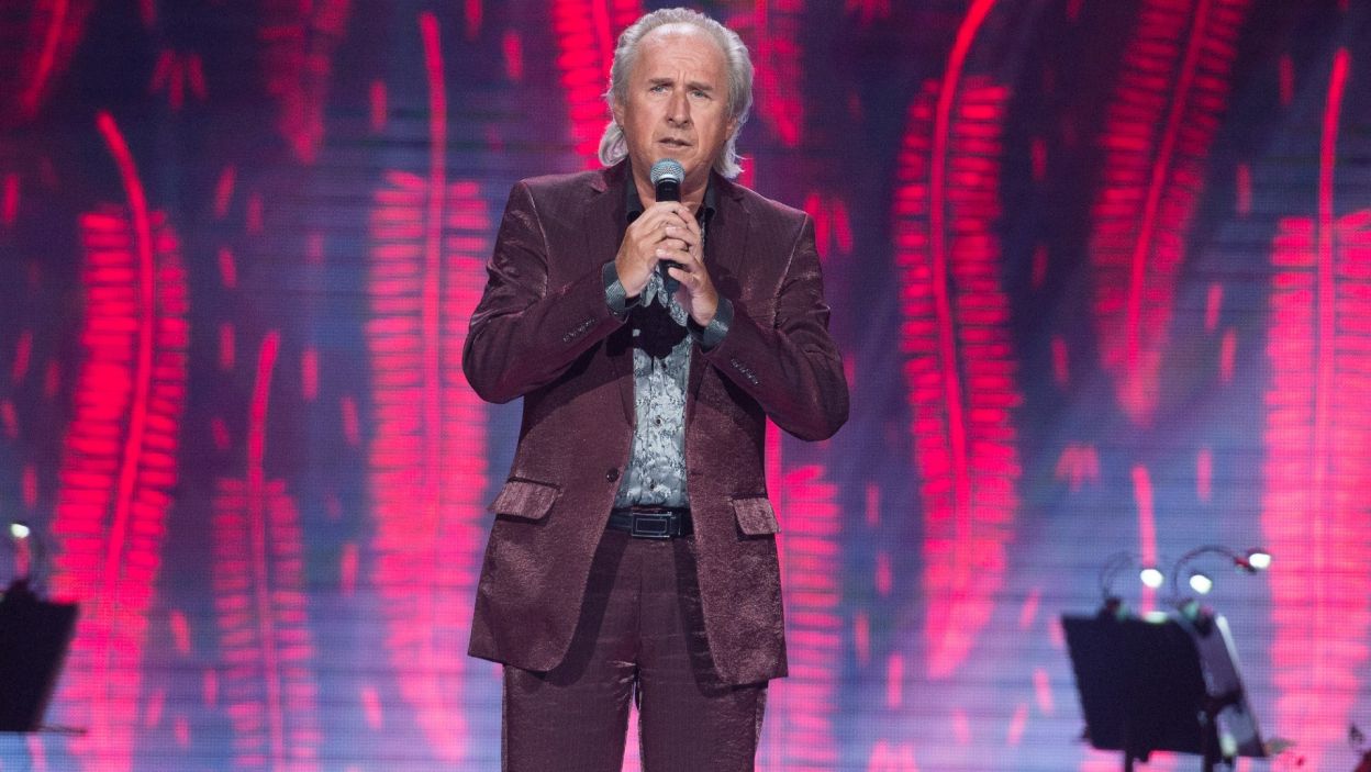 Krzysztof po ukończeniu szkoły pracował w Operetce Narodowej w Warszawie, w której śpiewał jako artysta chóru. Senior zachwycił swoim występem i odwrócił wszystkie fotele!  (fot. TVP)