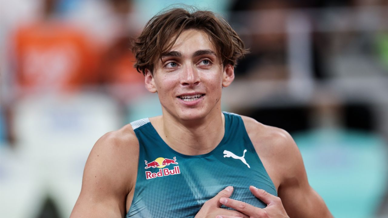 Armand Duplantis ostatnio kolejny raz pobił rekord świata (fot. Getty).
