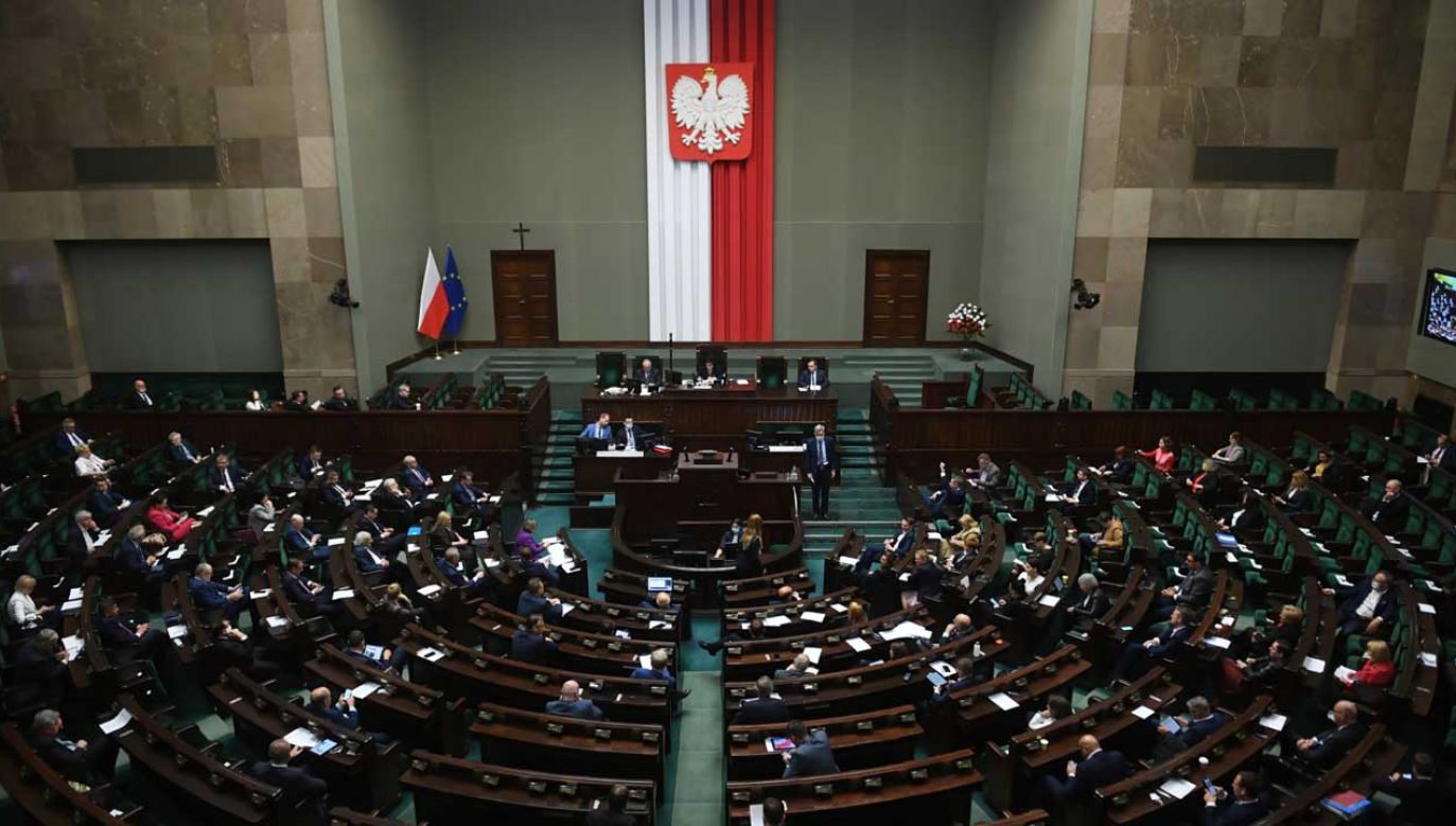 Sondaz Parlamentarny Cbos Poparcie Dla Partii Politycznych Spada Rekordowa Frekwencja Wieszwiecej Tvp Info