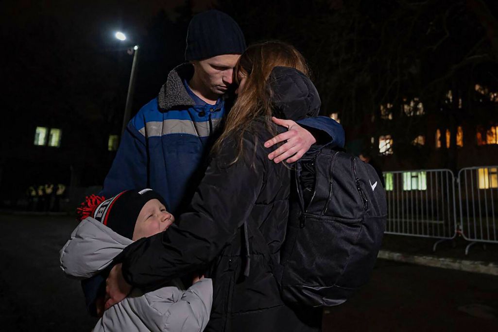Украінскі ваеннапалонны абдымае жанчыну і дзіця пасля вяртання ва Украіну ў невядомым месцы. Паміж Расеяй і Украінаю пры пасярэдніцтве ААЭ адбыўся 59-ы абмен ваеннапалоннымі, у выніку якога ва Украіну з расейскага палону былі вернутыя 187 вайскоўцаў ЗСУ, а таксама двое мірных жыхароў. 30 снежня 2024 года Фота: Handout / Volodymyr Zelensky / Telegram / AFP / East News