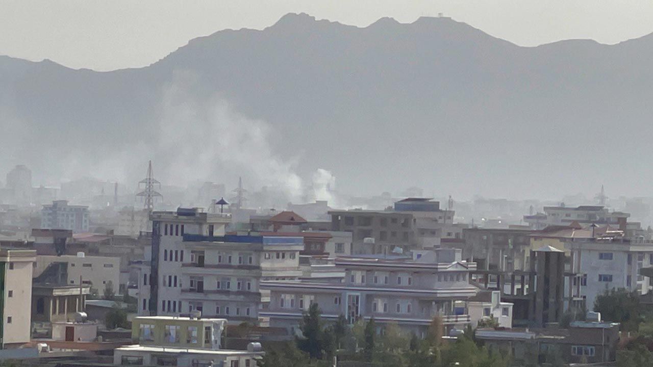Atak rakietowy w Kabulu fot. Haroon Sabawoon/Anadolu Agency via Getty Images)