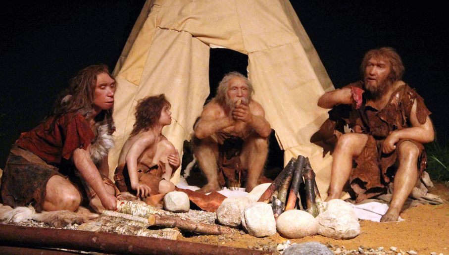 Figury przedstawiające neandertalczyków na wystawie "Epoka lodowcowa" ("Giganten der Eiszeit") w Garding, Niemcy (fot. arch. PAP/DPA/Wolfgang Runge)