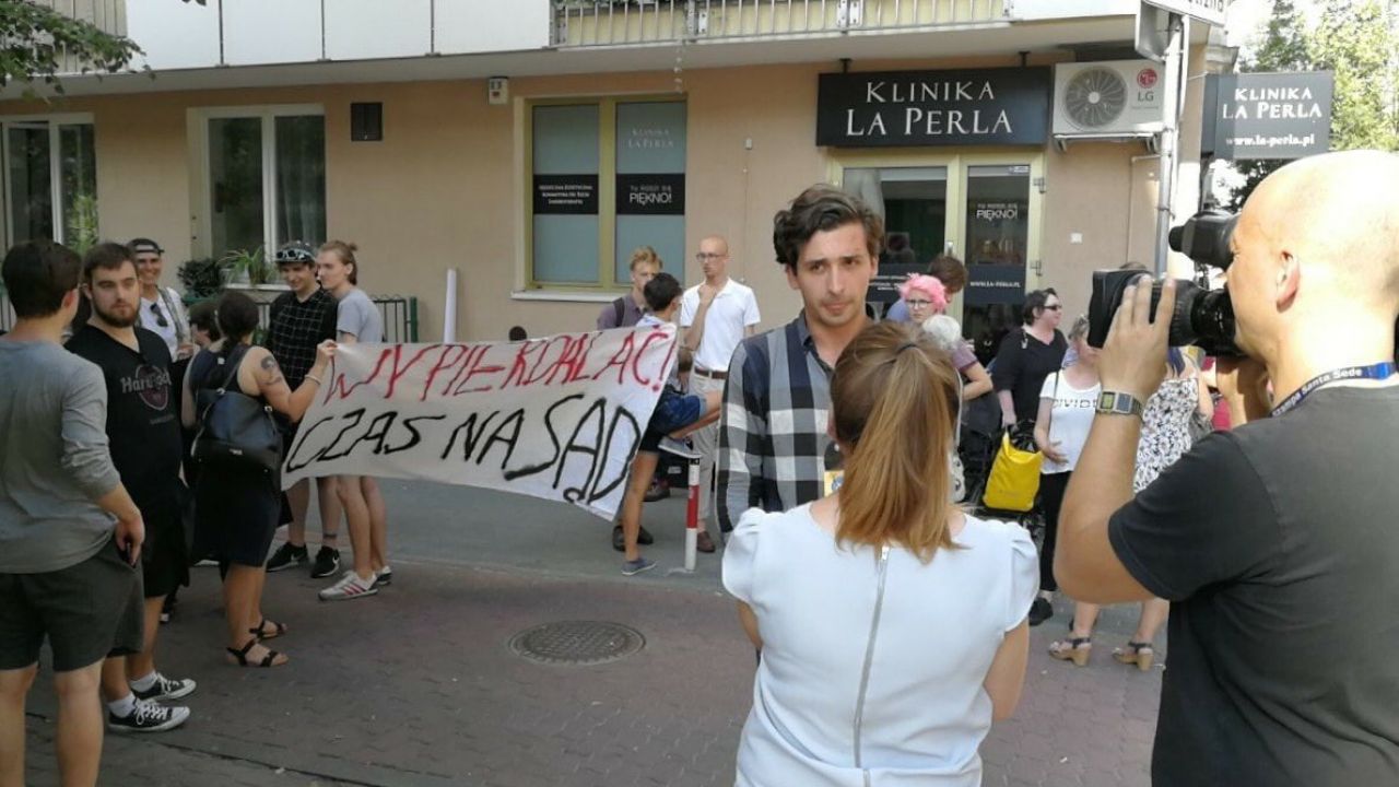 Dawid Winiarski w piątek został zatrzymany przez policję. W sobotę wyszedł z aresztu (fot. twitter/Mariusz Ciarka) Dawid Winiarski w piątek został zatrzymany przez policję. W sobotę wyszedł z aresztu (fot. twitter/Mariusz Ciarka)