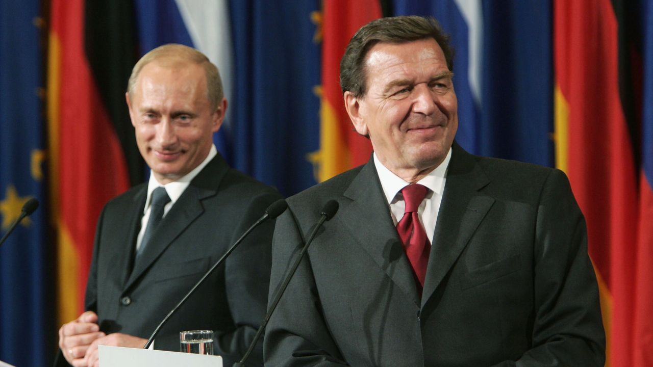 Władimir Putin i Gerhard Schroeder (2005, Berlin, fot. Sean Gallup/Getty Images)