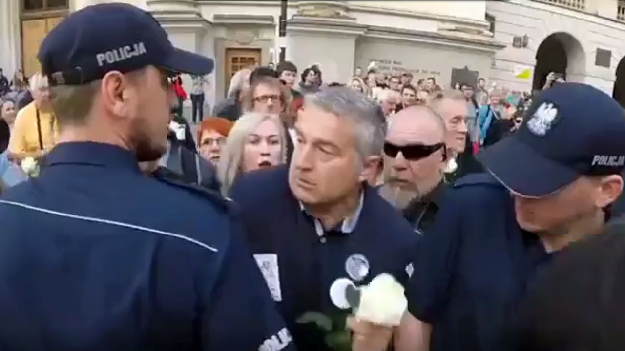 Władysław Frasyniuk w towarzystwie Franciszka S. zakłóca miesięcznicę (fot. Twitter.com) Władysław Frasyniuk w towarzystwie Franciszka S. zakłóca miesięcznicę (fot. Twitter.com)