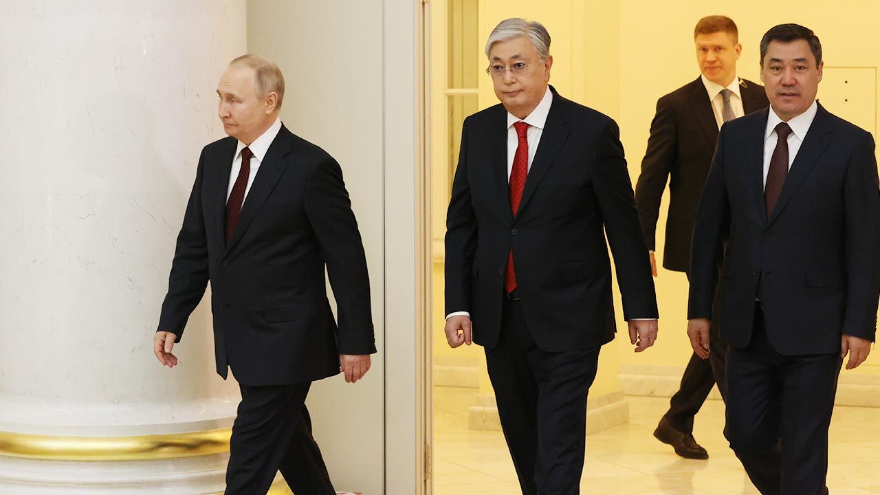 Prezydent Rosji Władimir Putin, prezydent Kazachstanu Kasym-Żomart Tokajew, prezydent Kirgistanu Sadyr Dżaparow (fot.  Contributor/Getty Images)
