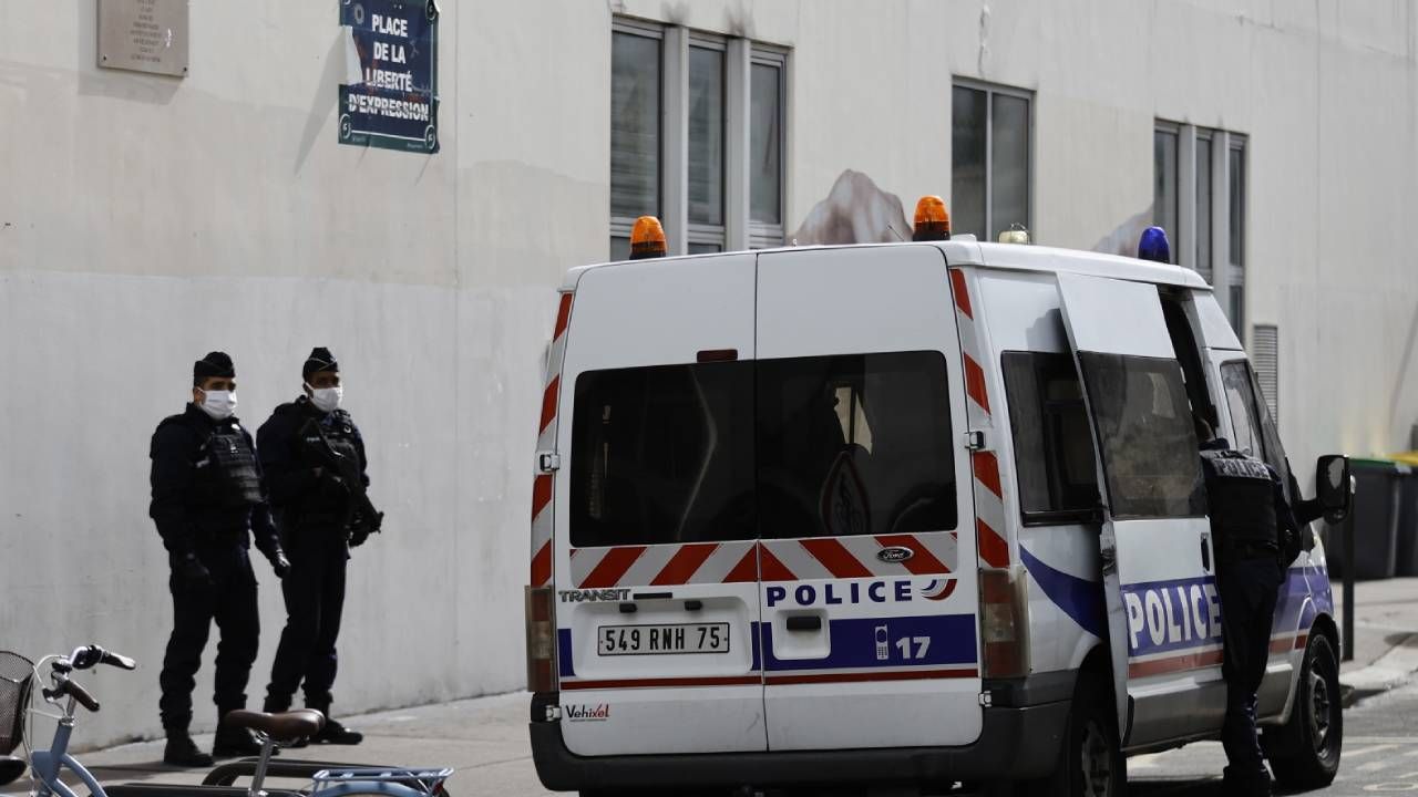 Francuscy policjanci stoją na straży przed byłymi biurami Charlie Hebdo (fot. PAP/EPA/IAN LANGSDON) Francuscy policjanci stoją na straży przed byłymi biurami Charlie Hebdo (fot. PAP/EPA/IAN LANGSDON)