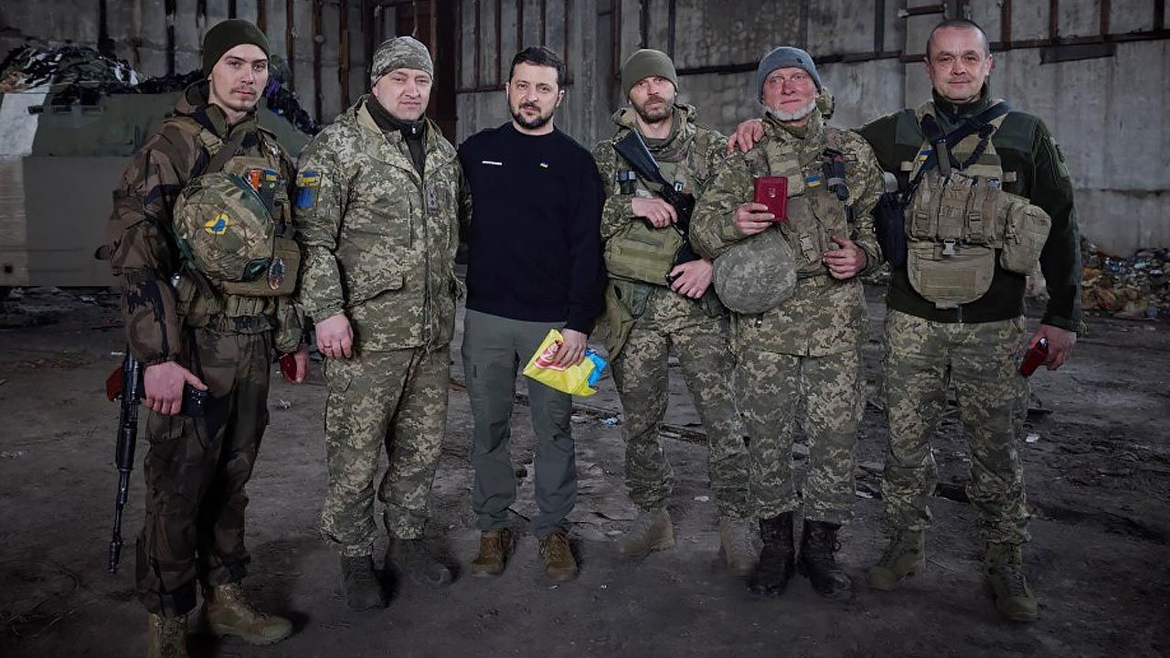Prezydent Zełenski nagrodził żołnierzy broniących Bachmutu (fot. www.president.gov.ua)