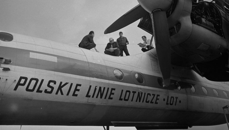 Kpt. Jerzy Ziomek zdołał bezpiecznie wylądować antonowem (fot. arch.PAP/Stanislaw Jakubowski)