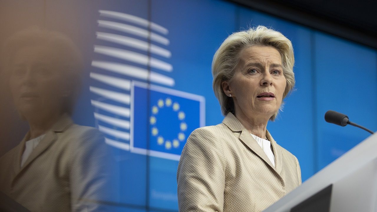 Szefowa Komisji Europejskiej Ursula Von der Leyen (fot. Nicolas Economou/NurPhoto via Getty Images)