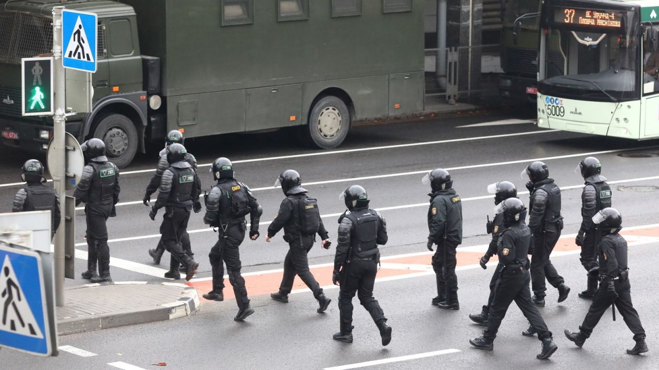 OMON zatrzymywał demonstrujących w Mińsku (fot. PAP/EPA/STR) OMON zatrzymywał demonstrujących w Mińsku (fot. PAP/EPA/STR)