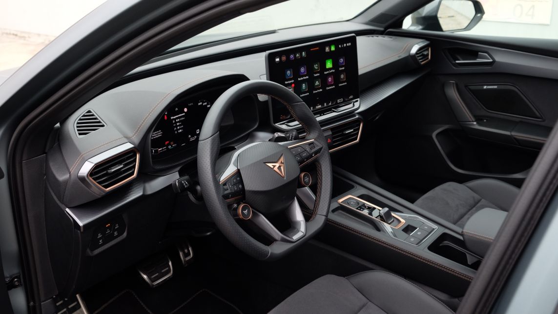 Cupra Leon Sportstourer 1.5 e-Hybrid 272 KM - kokpit