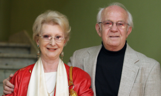 Na zdjęciu widoczni są Jadwiga Barańska (po lewej) oraz Jerzy Antczak (po prawej). Elegancko ubrana para patrzy w kierunku aparatu z uśmiechem.