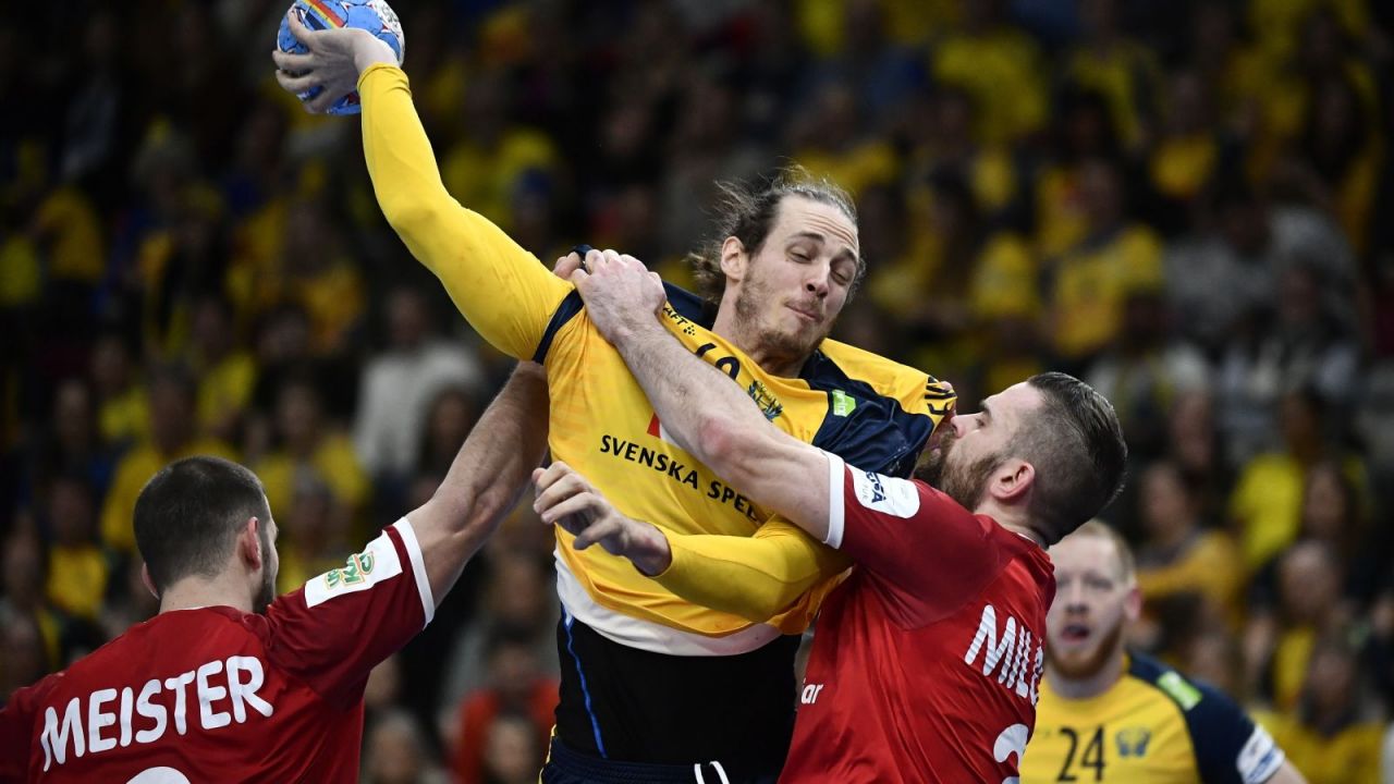 Rozgrywający Szwedów Kim Ekdahl du Rietz (fot. PAP / EPA)