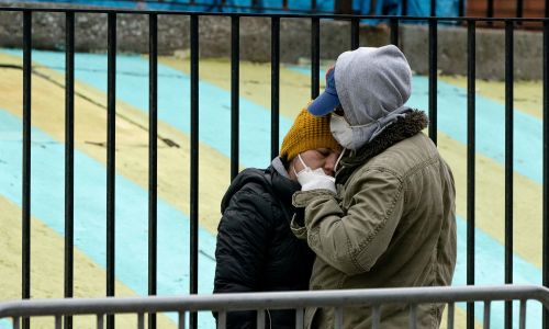 Ludzie w kolejce na testy pod kątem choroby koronawirusowej (COVID-19) czekają przed Elmhurst Hospital Center w dzielnicy Queens w Nowym Jorku, 30 marca 2020 r. Fot. REUTERS / Jeenah Moon TPX ZDJĘCIA DNIA - RC2FUF9J7C9O