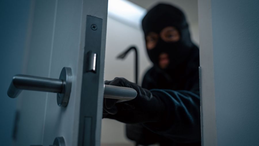 Napad na mieszkanie w Paryżu (fot. Shutterstock)