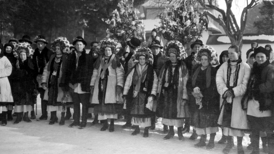 Grupa Hucułów w strojach regionalnych, 1935 rok. Fot. NAC/IKC, Witold Pikiel. Sygn. 1-F-334