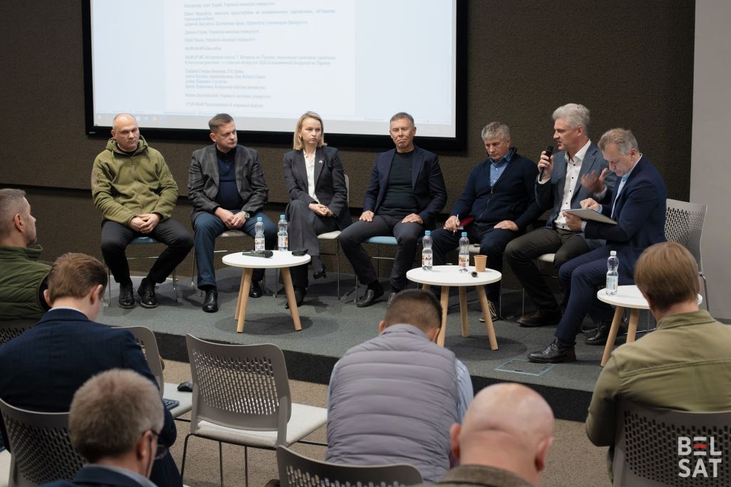 Юрый Губарэвіч, старшыня Руху «За свабоду», сябра Каардынацыйнай Рады Беларусі, выступае на палітычнай дыскусіі «Што рабіць? План магчымых супольных дзеянняў» падчас беларуска-ўкраінскага экспертавага форуму імя Астрожскіх. На здымку (злева направа): Вадзім Кабанчук, Мыкола Ішчук (укр. Микола Іщук), Аліна Коўшык, Сяргей Собалеў, Вадзім Галайчук, Юрый Губарэвіч, Анатоль Лябедзька. Львоў, Украіна. 5 лістапада 2023 года. (Фота: Яўген Атцецкі / Белсат)