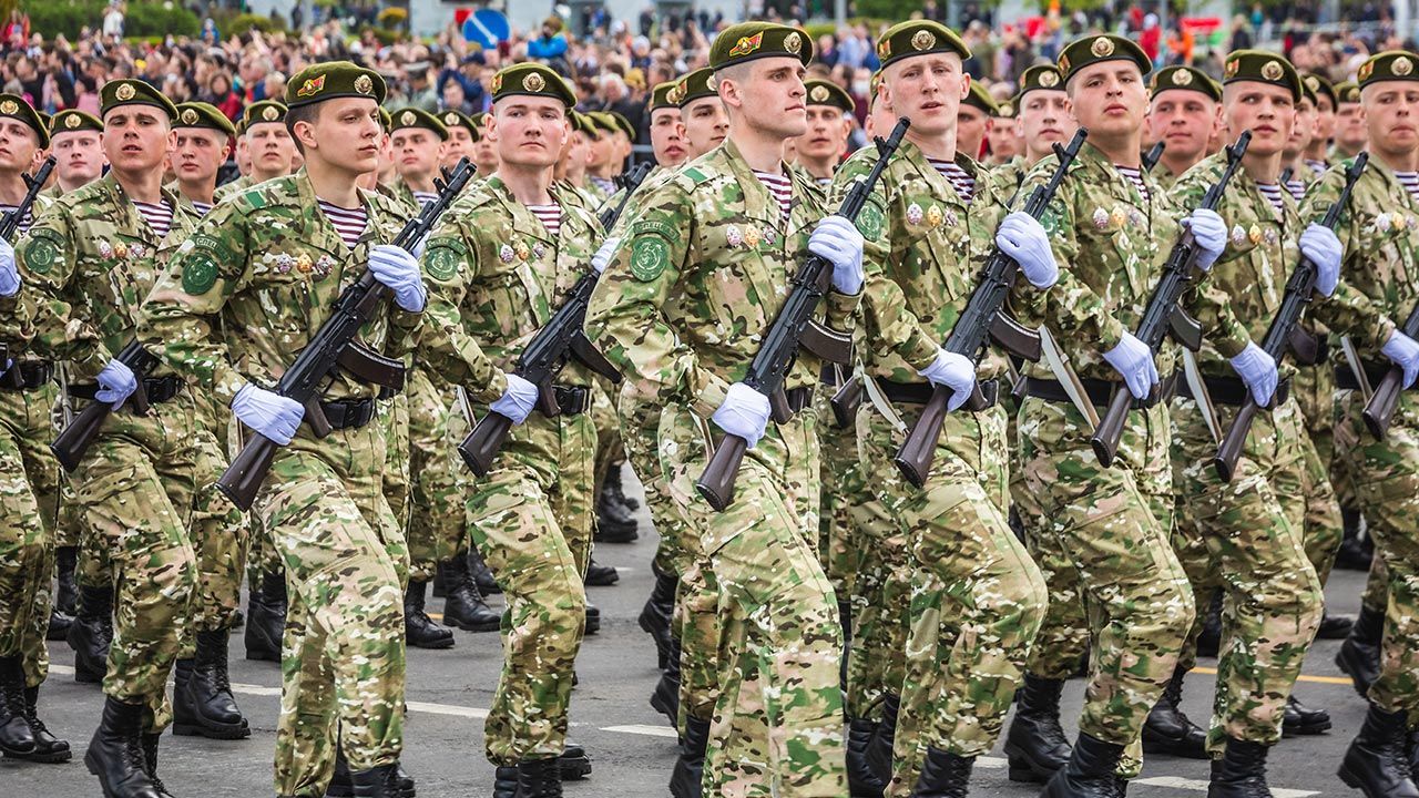 13 tys. białoruskich żołnierzy chce walczyć przeciw Ukrainie dla pieniędzy (fot. Shutterstock/Ruslan Kalnitsky)