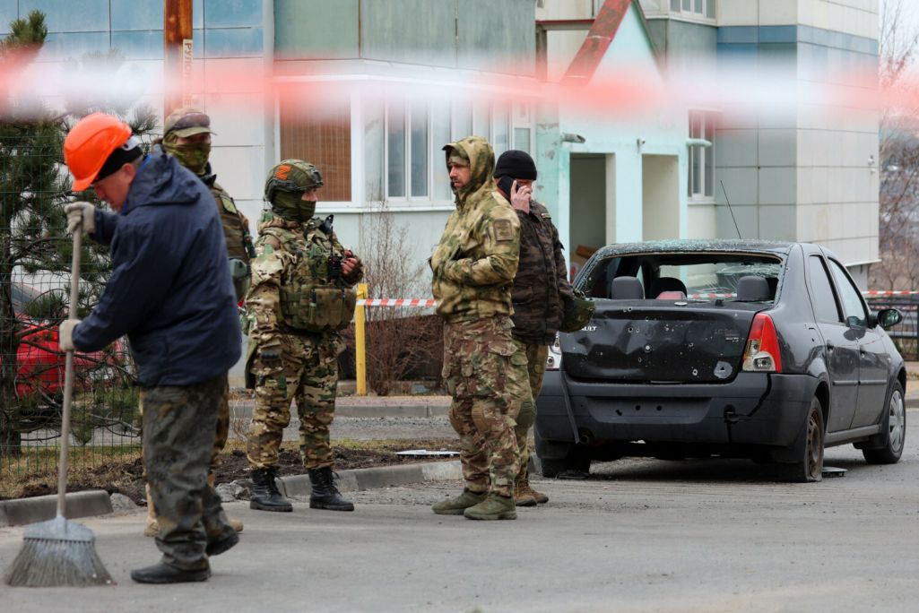 Здымак мае ілюстрацыйны характар. Добраахвотнікі атраду самаабароны ля пашкоджанага абстрэлам аўтамабіля ў жылым раёне Белгараду, Расея. 22 сакавіка 2024 года. (Фота: Stringer / AFP / East News)