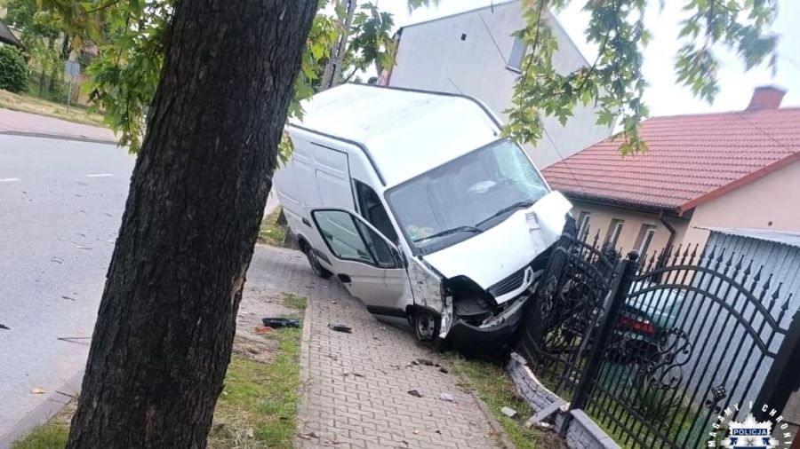 Wypadł z drogi i staranował ogrodzenie. Kierowca busa miał 0,3 promila alkoholu w organizmie (Fot. policja)
