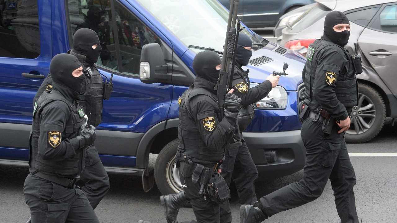 Białoruska milicja tłumy protesty (fot. PAP/EPA/STR) Białoruska milicja tłumy protesty (fot. PAP/EPA/STR)
