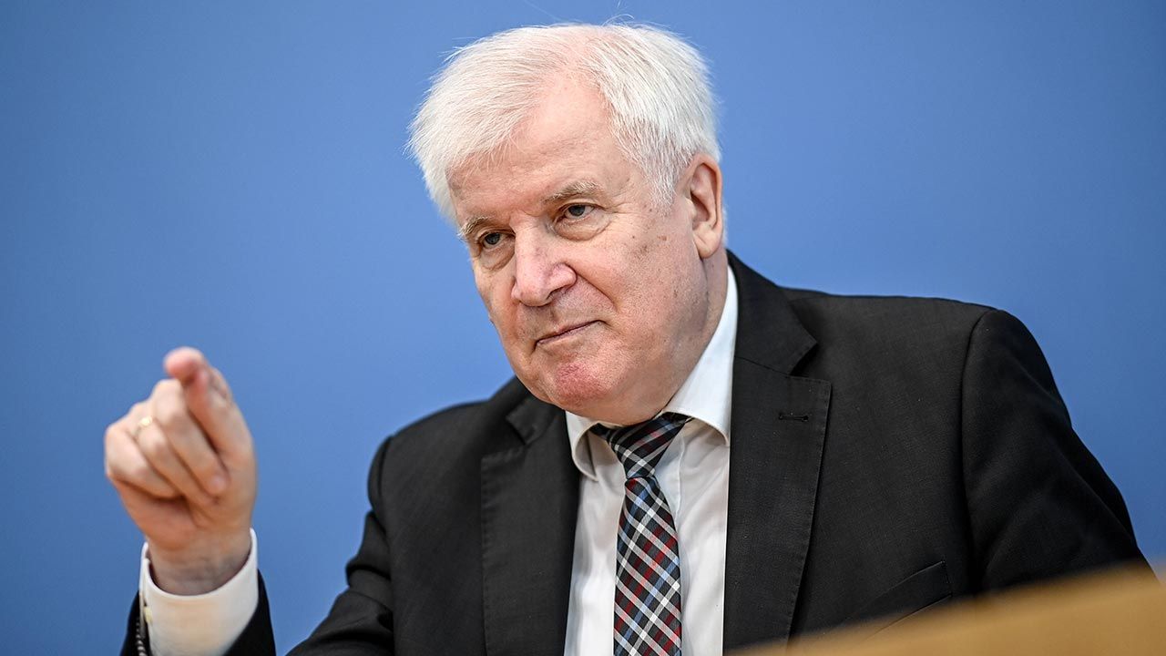 WARSCHAU: Bundesinnenminister Horst Zehofer zu Gerüchten, dass Deutschland Migranten an der weißrussisch-polnischen Grenze aufnehmen wird.