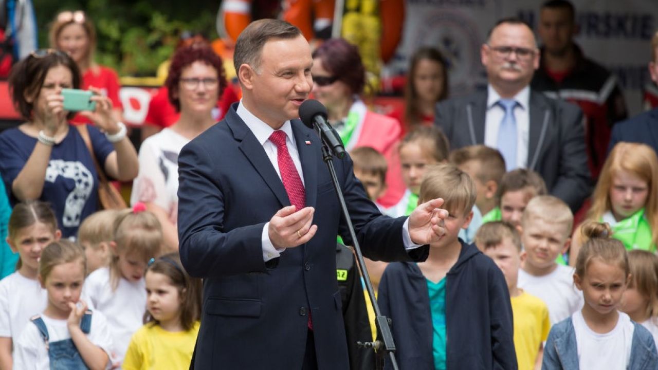 „Polskie rodziny chcą dla swoich dzieci jak najlepiej, a ja wierzę, że potrafią zadbać o ich rozwój” – powiedział prezydent w wywiadzie (fot. Mateusz Wlodarczyk/NurPhoto via Getty Images) „Polskie rodziny chcą dla swoich dzieci jak najlepiej, a ja wierzę, że potrafią zadbać o ich rozwój” – powiedział prezydent w wywiadzie (fot. Mateusz Wlodarczyk/NurPhoto via Getty Images)