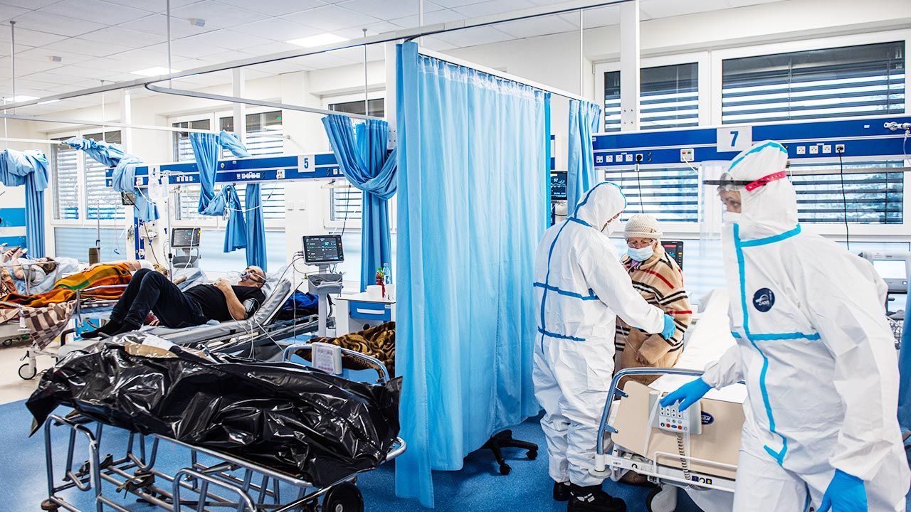 Zablokowanie szpitali doprowadziło do pogorszenia się stanu pacjentów innych niż zakażeni koronawirusem (fot. Omar Marques/Anadolu Agency via Getty Images)