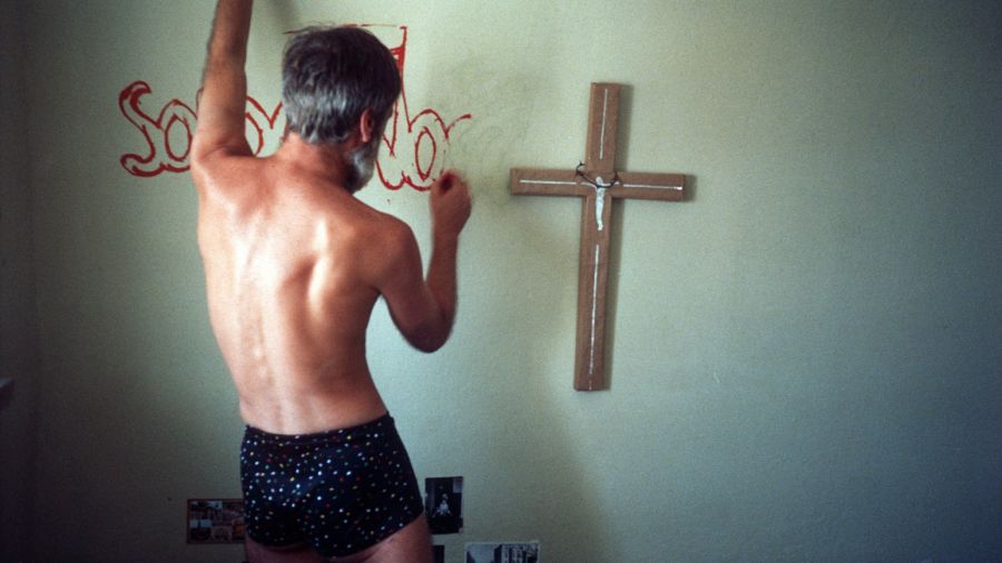 Więzienie na Załężu w Rzeszowie, wrzesień 1982. Internowany w stanie wojennym Bolko Skowron przyozdabia swoją celę. Fot. Michal Bukojemski / Forum