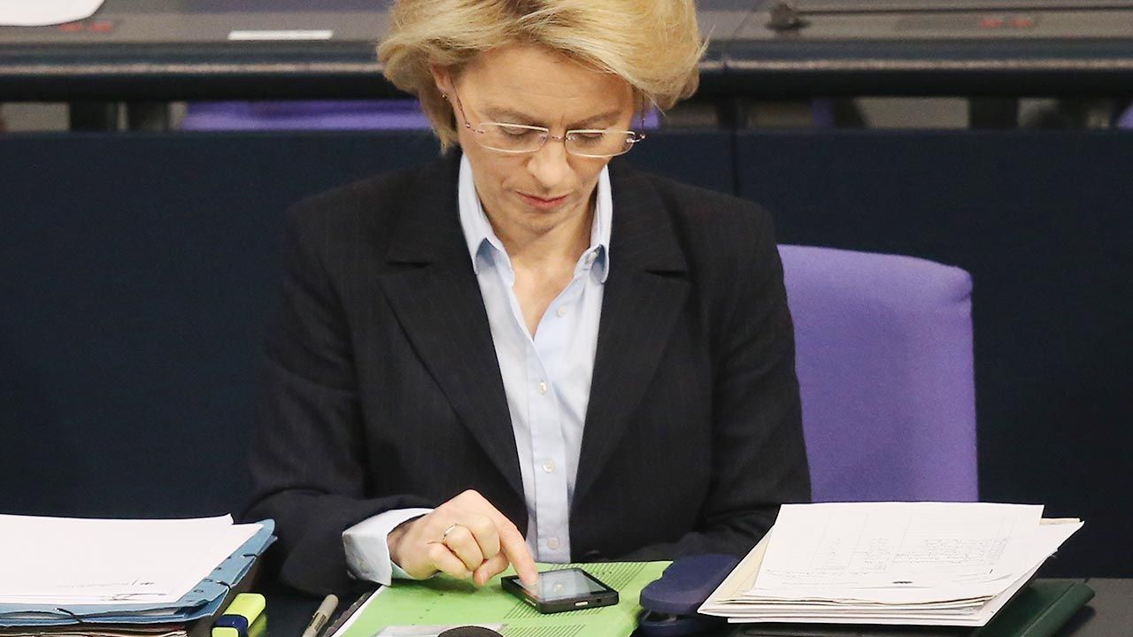 Komisja Europejska odrzuciła wniosek jednej z europosłanek, aby upublicznić wiadomości z telefonu Ursuli von der Leyen (fot. Sean Gallup/Getty Images)