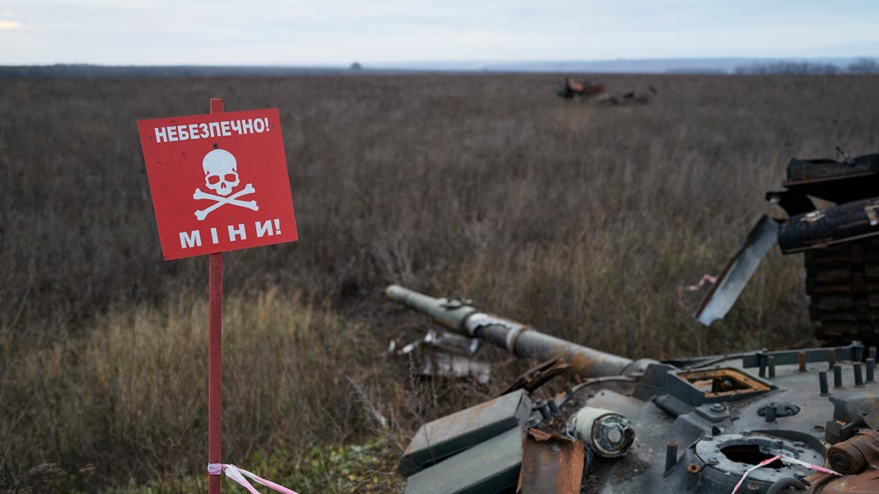 Pola minowe są na Ukrainie coraz większym problemem (fot. Pierre Crom/Getty Images)