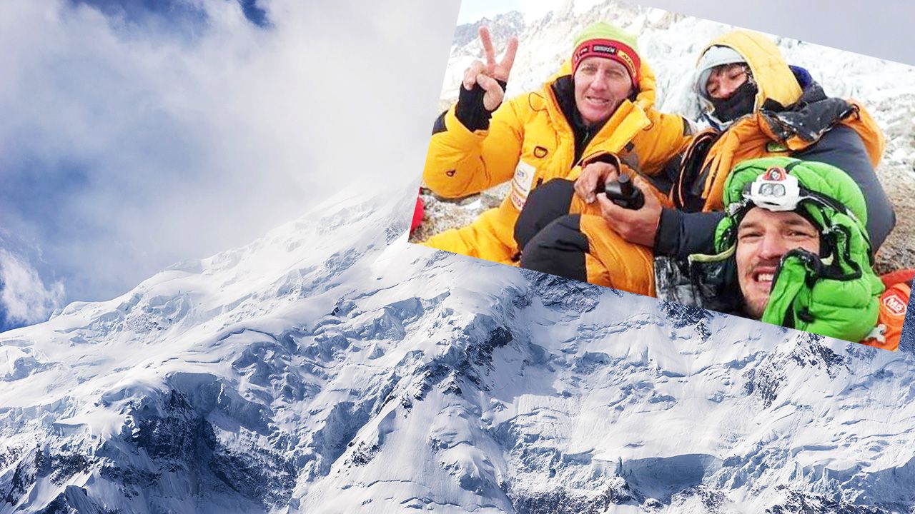 Denis Urubko (pierwszy z lewej), Elisabeth Revol i Adam Bielecki po akcji ratowniczej (fot. Shutterstock/Punnawit Suwattananun/fb/Adam Bielecki) Denis Urubko (pierwszy z lewej), Elisabeth Revol i Adam Bielecki po akcji ratowniczej (fot. Shutterstock/Punnawit Suwattananun/fb/Adam Bielecki)