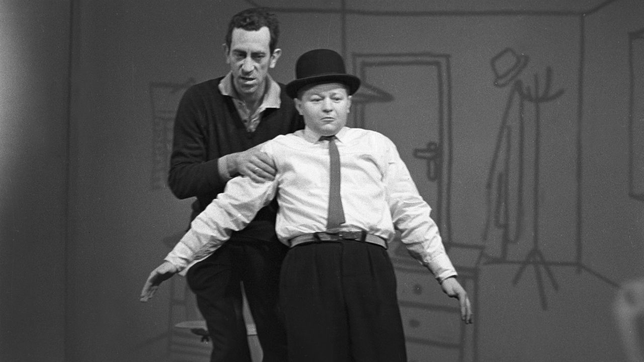 Kobuszewski był wszechstronnie utalentowanym artystą. Występował na deskach teatralnych, w filmach, serialach oraz skeczach kabaretowych. Na zdjęciu z Janem Kociniakiem w programie „Wielokropek” z 1964 roku (fot. TVP)