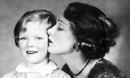 Marlene Dietrich z córką Marią Sieber (obecnie Riva), urodzoną w 1924 roku w Berlinie. W 1930 wyjechała wraz z rodzicami do USA. Dietrich miała zaufanie do córki, powierzyła jej swe archiwum. Wiedziała, że Maria napisze o niej książkę, chciała tego, ale w najczarniejszych snach nie mogła przewidzieć, jaki będzie rezultat. Domniemana strażniczka legendy, zapragnęła stać się jej grabarzem i „zdrapać lukier” z wizerunku matki. Fot. PA Images via Getty Images