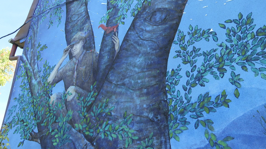 Na ścianie kamienicy, w pobliżu Parku Słowackiego i Bielskiego Centrum Kultury, powstał kolejny mural w miejskiej przestrzeni Bielska-Białej. Wielkoformatowe malowidło dedykowane jest... harcerzom. Powstało z okazji setnej rocznicy utworzenia Hufca Beskidzkiego Związku Harcerstwa Polskiego