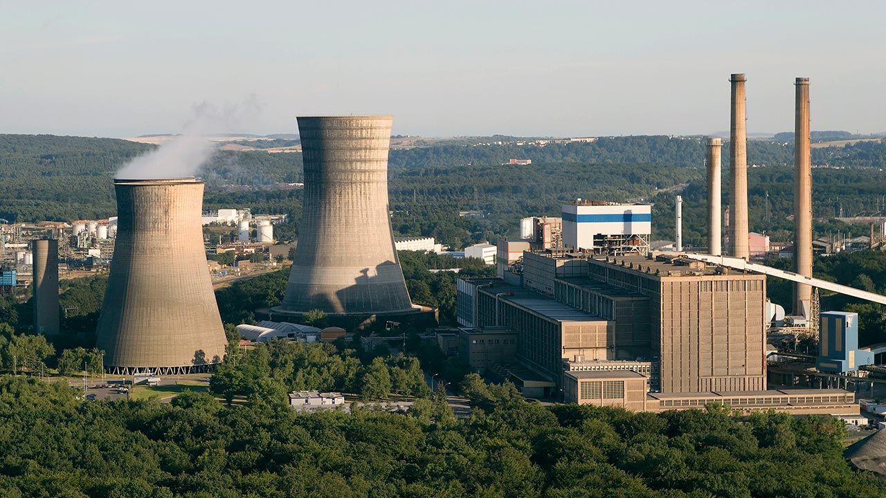 We Francji siłownie węglowe wytwarzały w poniedziałek około 3 proc. energii elektrycznej (fot. Andia/Universal Images Group via Getty Images)