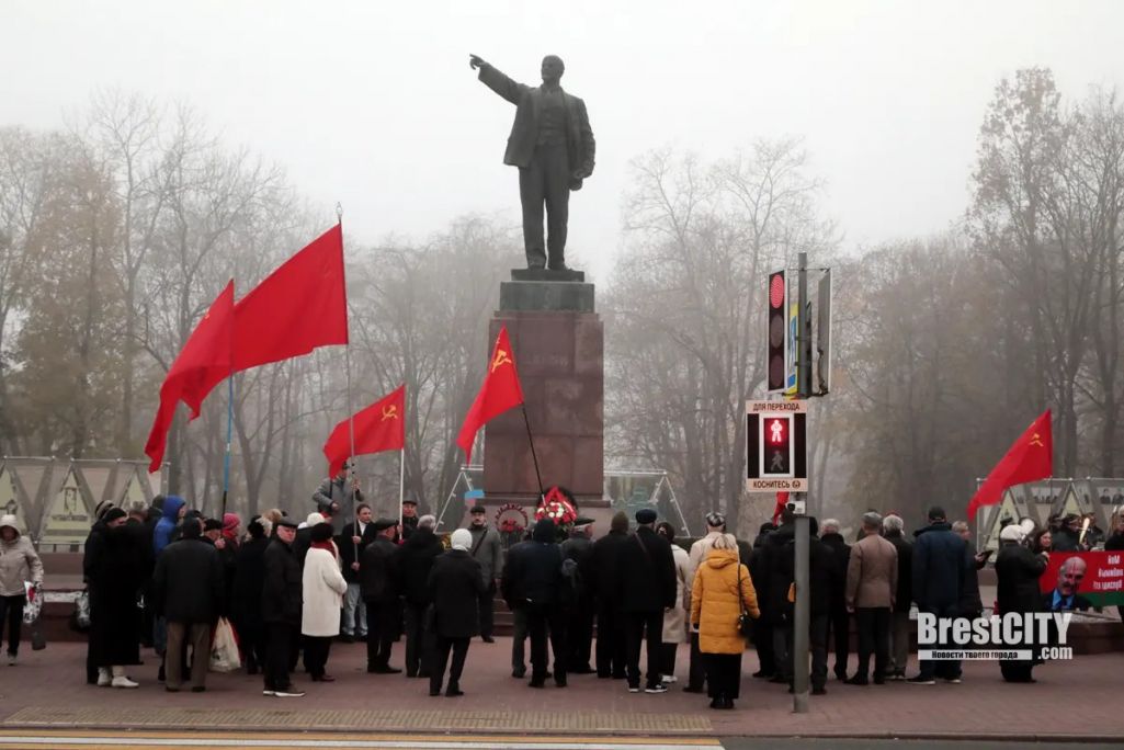 Жыхары Берасця скрозь туман ішлі да помніку Леніну. Фота: brestcity.com