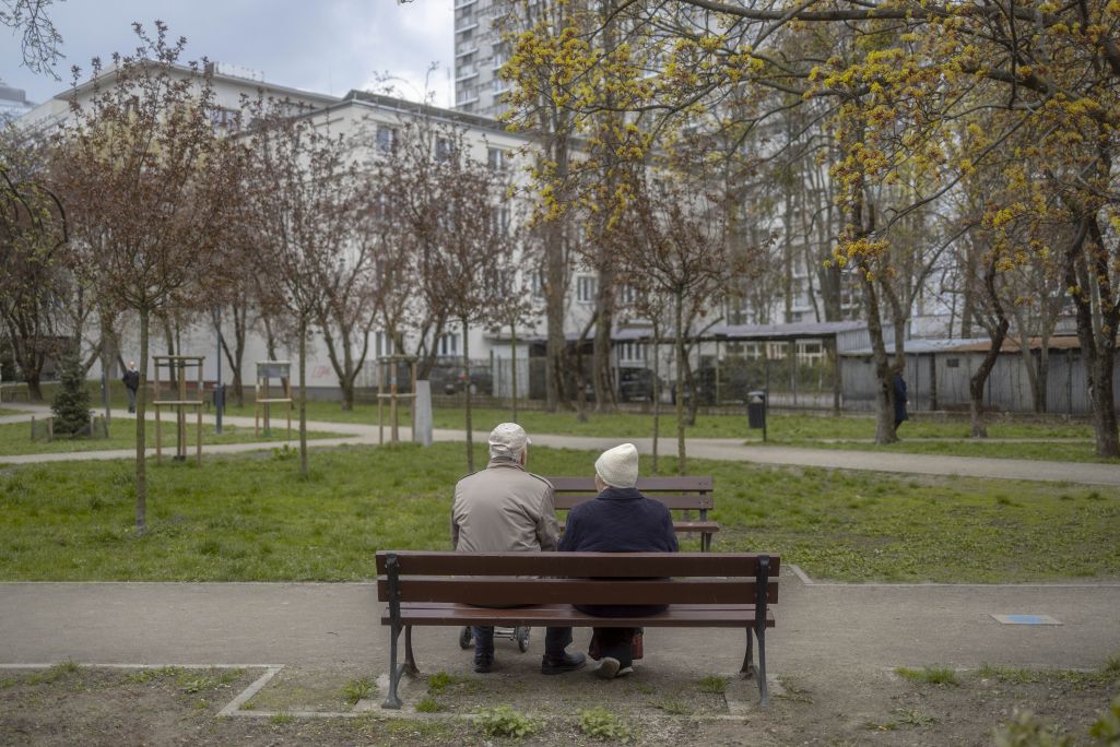 Пажылая пара на лавачцы ў Варшаве, Польшча, 18 красавіка 2023 года. Фота: Pablo Rojas Madariaga/NurPhoto via Getty Images